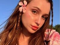 naked webcamgirl photo ElisaHeathe