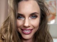 cam girl playing with dildo MichelleRouz