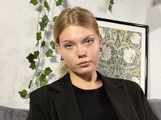 naughty camgirl masturbating with dildo DonellaAndra