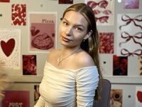 masturbating webcamgirl DonetteSimple