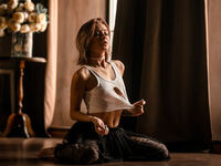 hot camslut LeilaLoveton