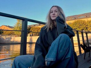 naked camgirl LillyStill