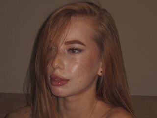 camgirl showing tits LisaCornerd