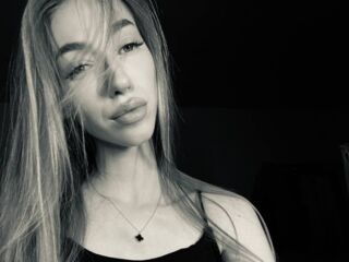 naked camgirl fingering pussy NikkiTenerovich