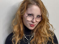 camgirl playing with dildo SofiaDyson