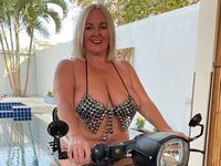masturbating camgirl TrishLabone